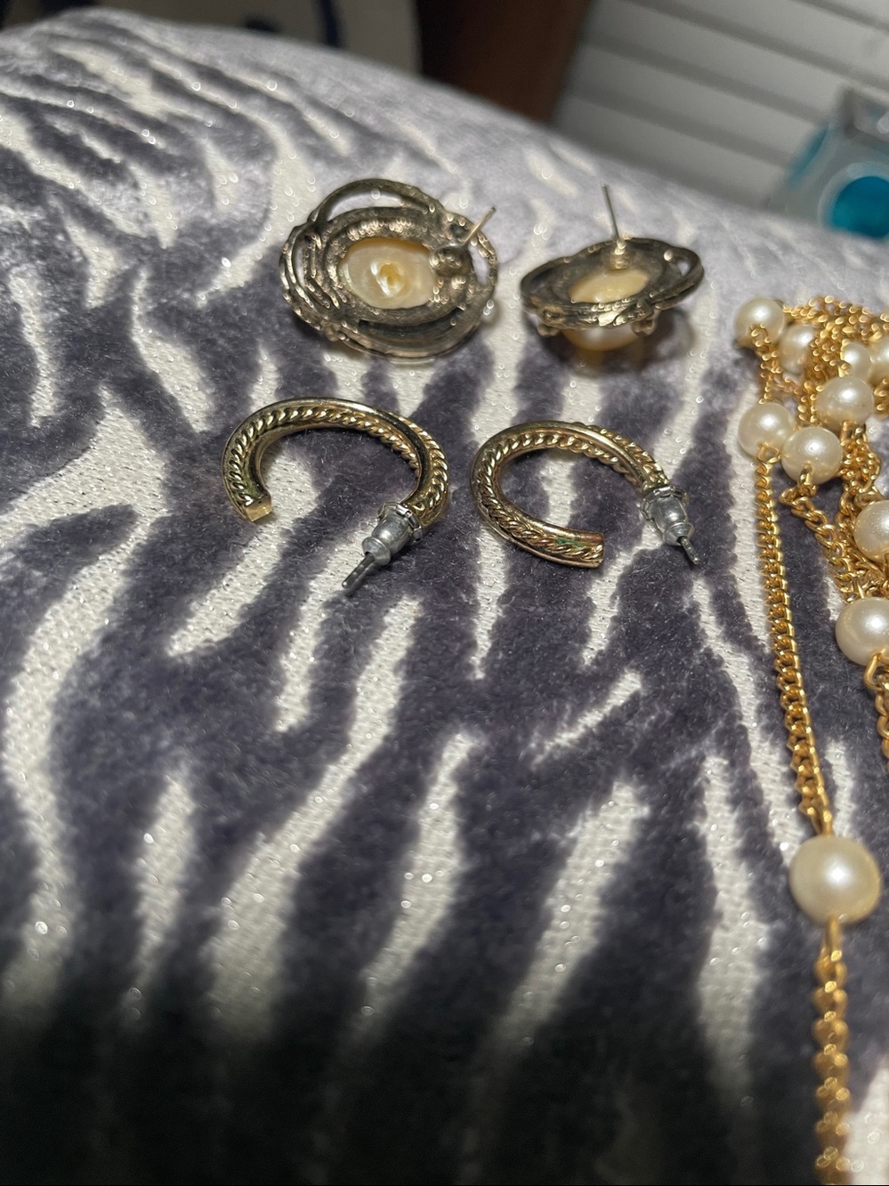 Mid-to-late 20thCenturyVintage Necklace  Two Earring Set.       #5 - Picture 5 of 9